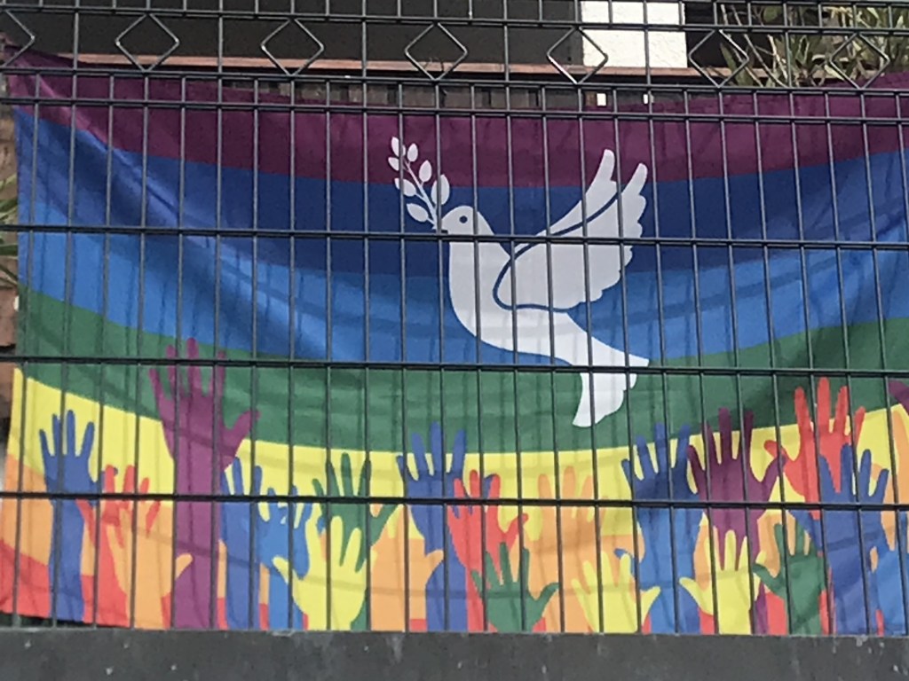 Bunte Fahne mit Fridenstaube am 7.4.2024 in Neustadt-Hambach