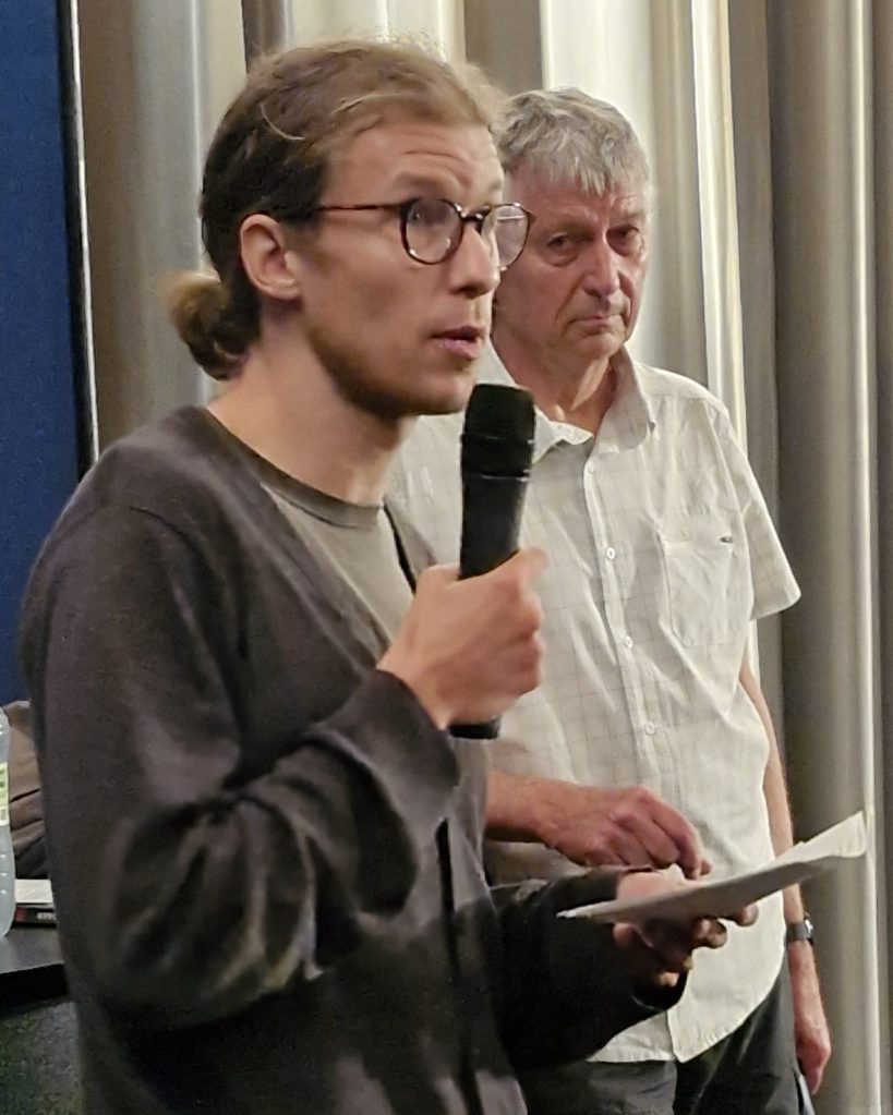 richard Rohrmoser und Rainer Steen bei der Filmvorführung "Antifa - Schulter an Schulter, als der Staat versagte" im Roxy-Kino Neustadt