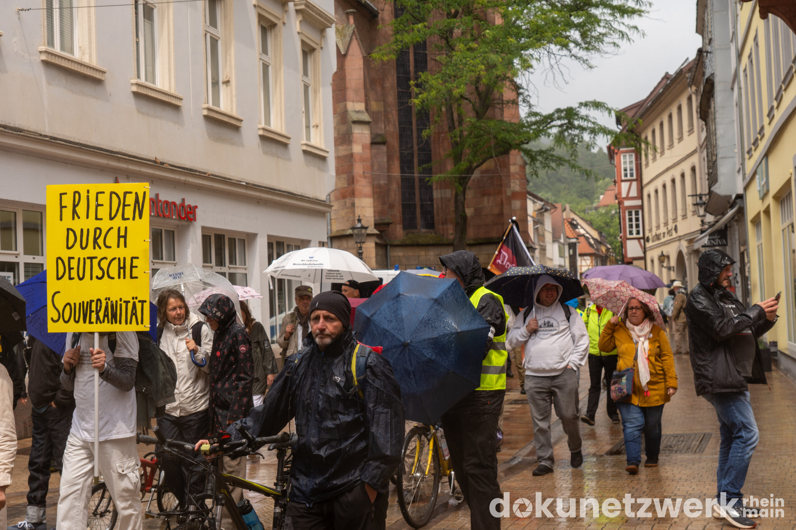 Foto DokuNetzwerk RheinMain Neustadt Freieinig Demonstration im Regen