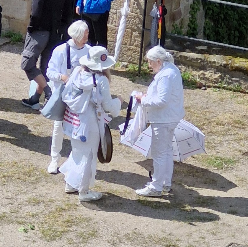 Pfingstsonntag 2025 8.6.2025 Hambacher Schloss Freieinig Weiße Damen